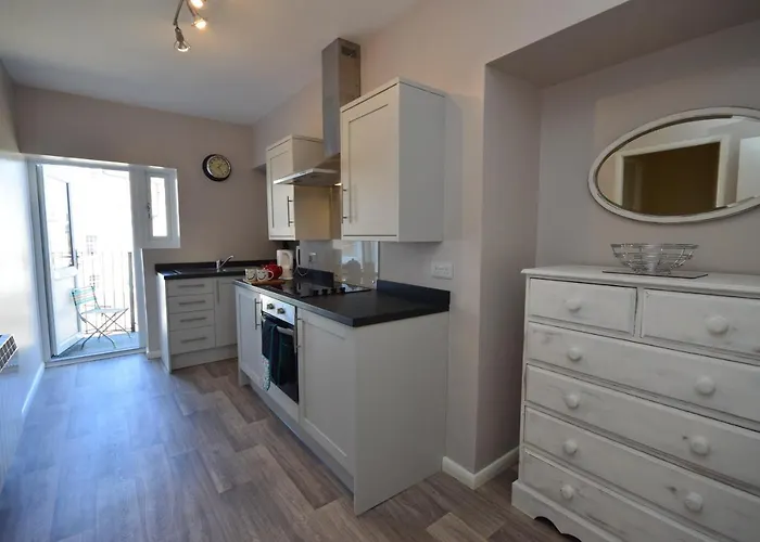 アパート Endeavour Returns *