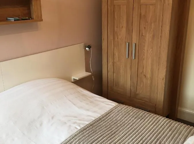 Endeavour Returns * ウィットビー