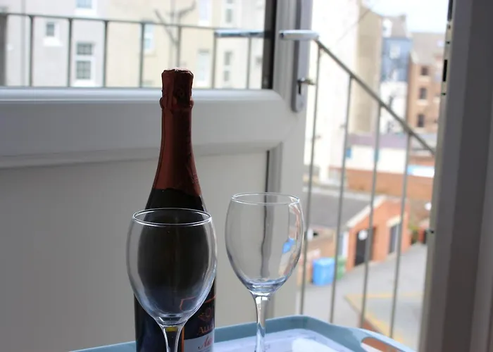 アパート Endeavour Returns