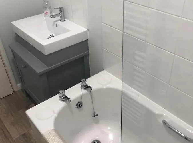 Endeavour Returns アパート ウィットビー