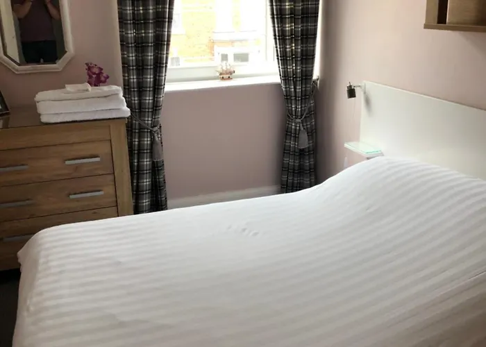 アパート Endeavour Returns